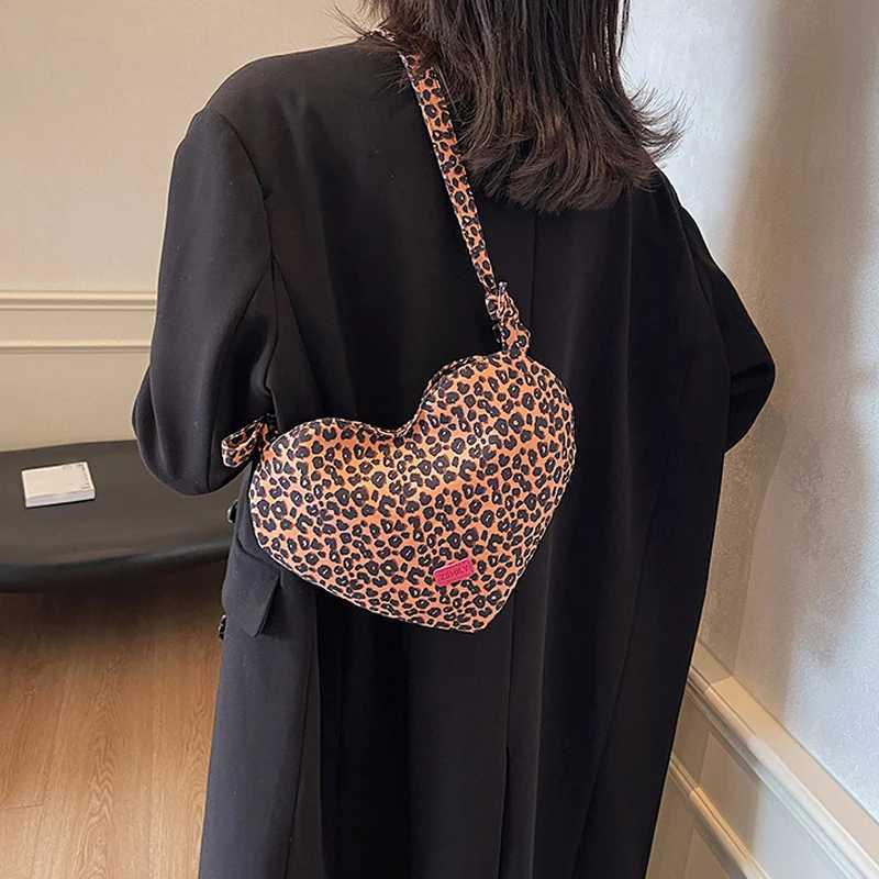 Heart Crossbody Bag for Women Leopard Print Messenger Bag Adjustable Strap Retro Handbag Tote Bag for Work TravelW251107