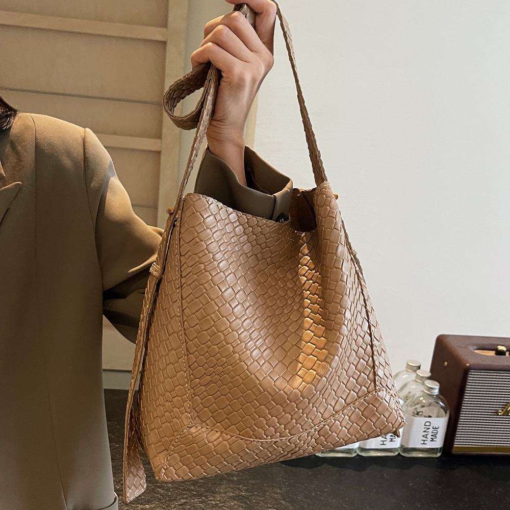 2025S Designer Women S Bag Korean Woven For Women New Niche Large Capacity Hand Held Shoulder Commuting Tote Bag