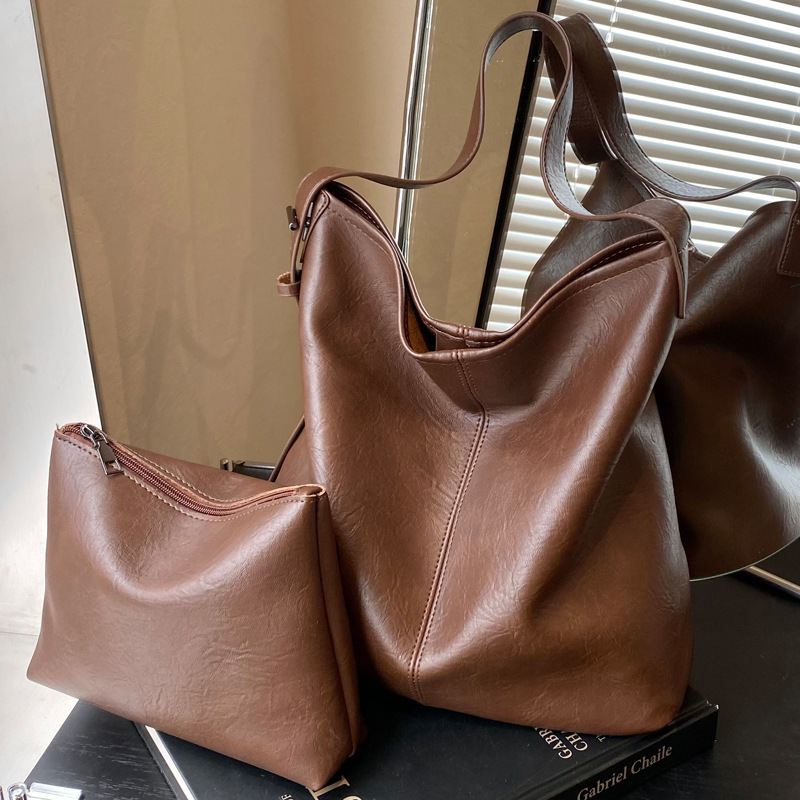 2025S Designer Women S Bag Large Capacity For Women New Versatile Commuting Shoulder Bag Stylish And Simple Tote Bag