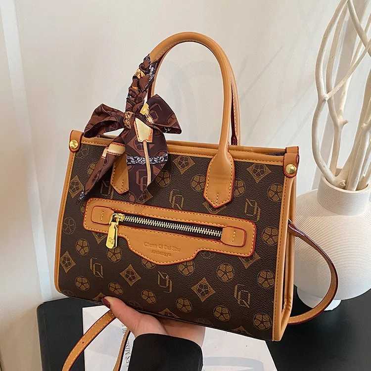 2025 Minimalist Tote Bag Spacious Shoulder Purse for Women Large Capacity Crossbody Tote Textured Versatile Commuter BagW251106