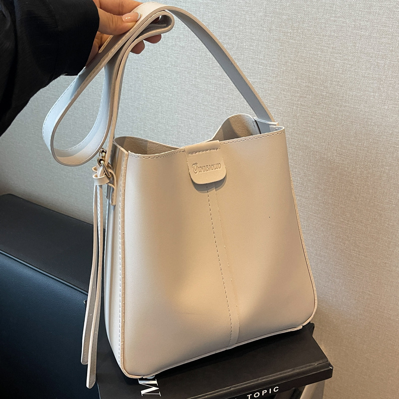 2025S Designer Women S Bag This Year S Popular Shoulder For Women Capacity New Fashion Autumn Versatile Broadband Crossbody Bag Extra Large Bag