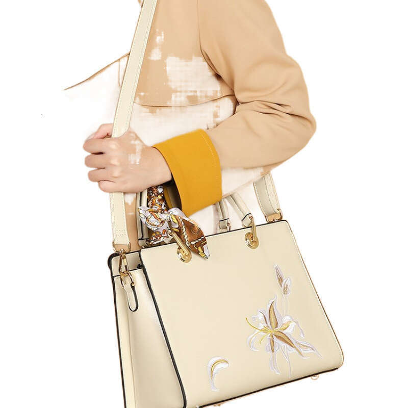 Designer Bag Vintage Chinese Style Embroidered For Women Medium Sized Handbag Large Capacity Commuter Mother S Day Gift Crossbody