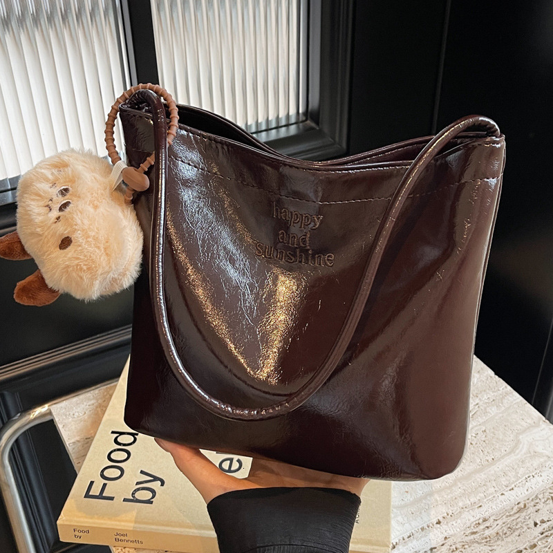 2025S Designer Women S Bag High Beauty Underarm New Solid Color Trendy Personalized Shoulder Ins Commuter Handheld Big Bag