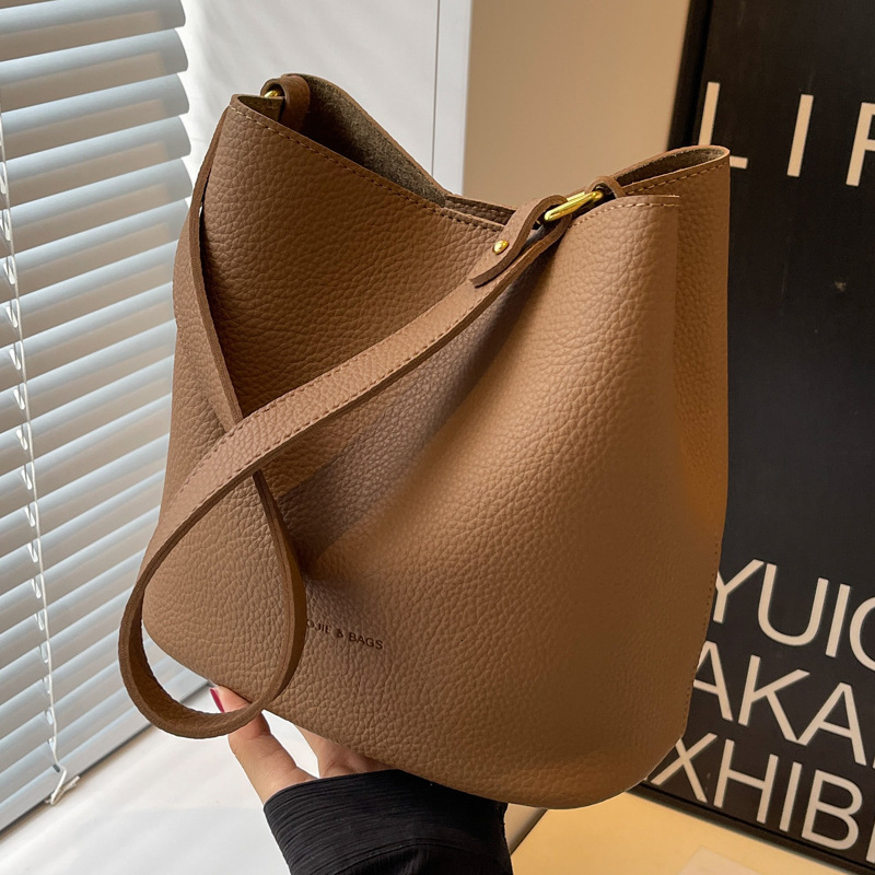 2025S Designer Women S Bag Bag For Women New Fashionable Shoulder Bag Large Capacity Commuting Solid Color Simple Crossbody Bucket Bag