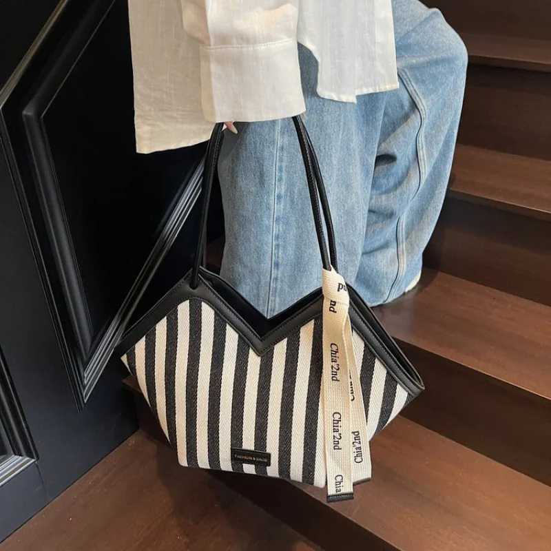 Unique High-End Minimalist Clutch Bag Stylish Vintage Leather With Letter And Paris Fashion ShowW251106