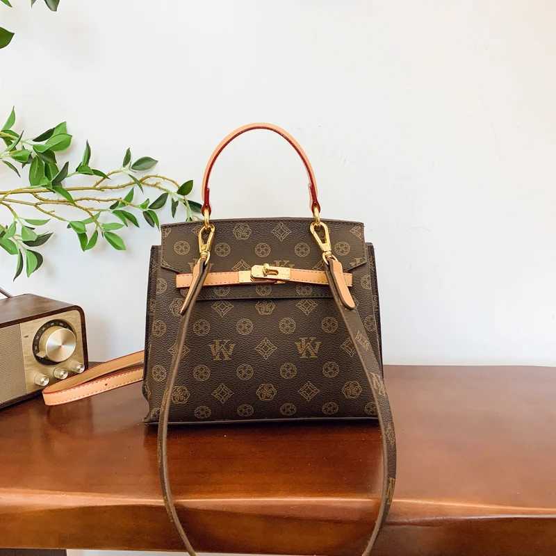 Popular Classic Womens Shoulder Bag Leather Finish Messenger Bag For Fashionable Ladies By Famous Designer BrandW251106