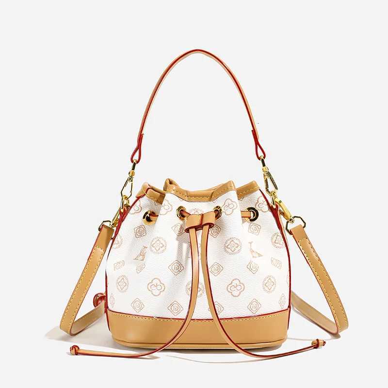 Elegant Classic Crossbody Handbag Vintage Leather For Leisure Women High-End Capacity Letter DesignW251106