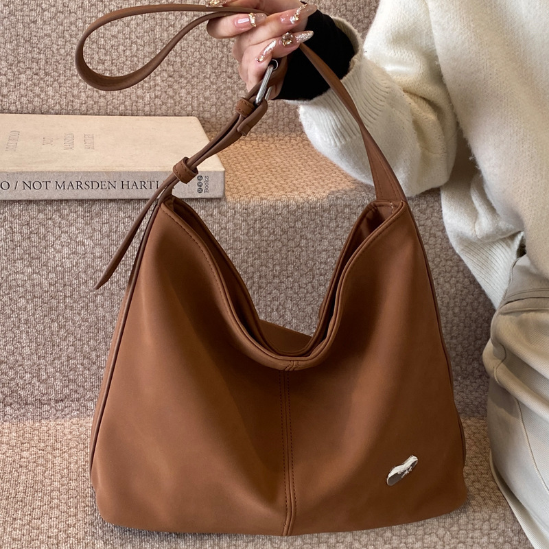 2025S Designer Women S Bag New Shoulder Niche Simple Solid Color Tote Versatile Commuting Lightweight Large Capacity Armpit Bag