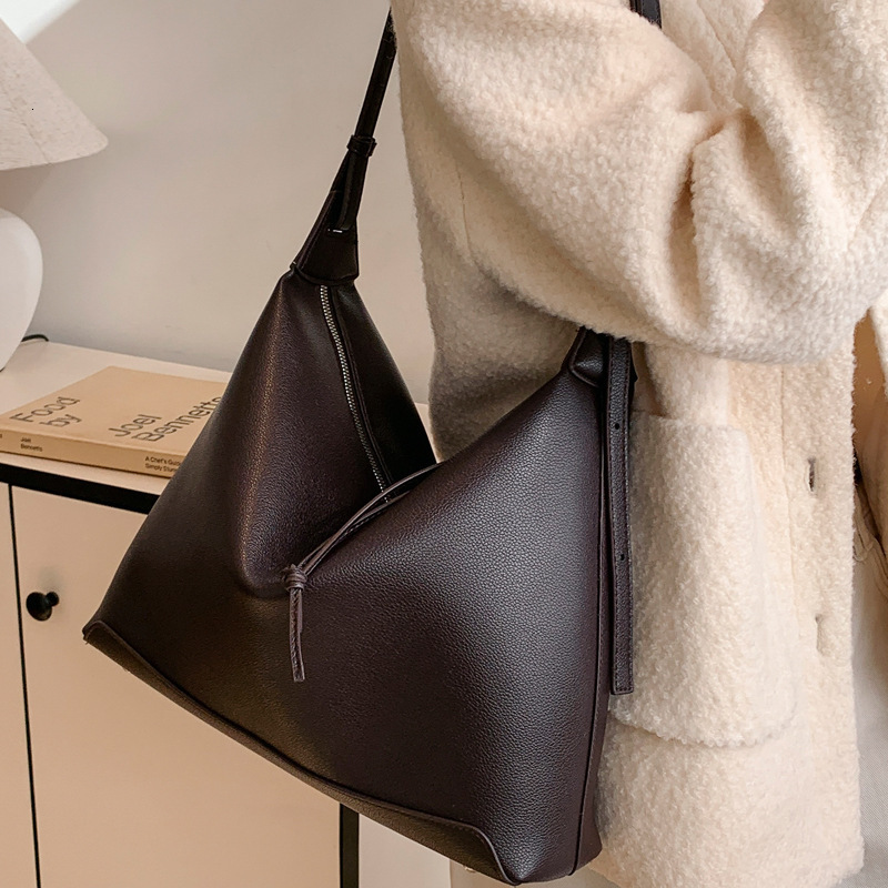 2025S Designer Women S Bag Lazy Style Armpit Frosted Suede New Autumn And Winter Shoulder Simple Women S Large Capacity Commuting Tote Bag
