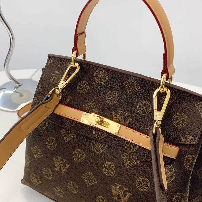 Popular Classic Womens Shoulder Bag Leather Finish Messenger Bag For Fashionable Ladies By Famous Designer BrandW251106