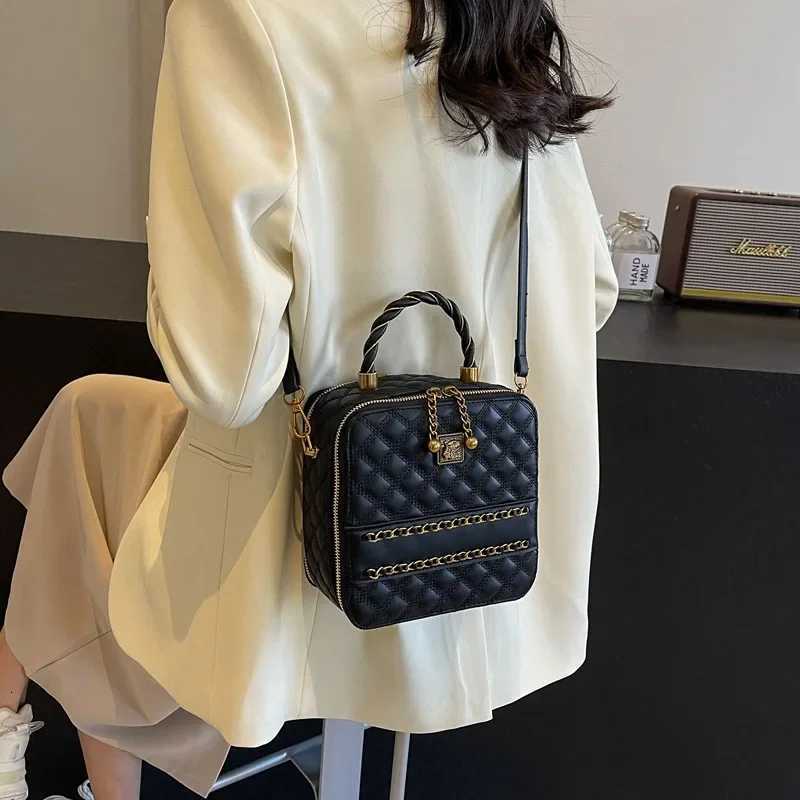 2025 New Womens Premium Box Bag - Niche Design Diamond Chain Shoulder/Handheld/MessengerW251106