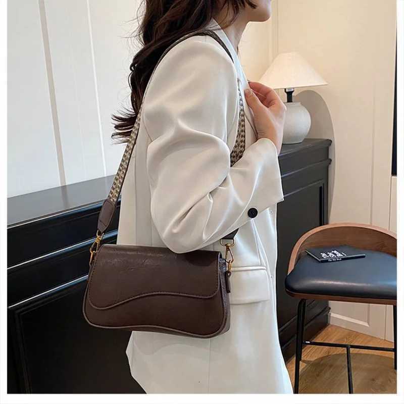 Elegant Womens Crossbody Bag Small Leather Handbag Ladies Designer Inspired Shoulder Purse For Evening Luxury PartyW251107