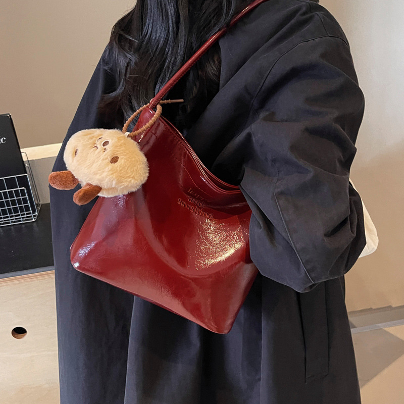 2025S Designer Women S Bag High Beauty Underarm New Solid Color Trendy Personalized Shoulder Ins Commuter Handheld Big Bag