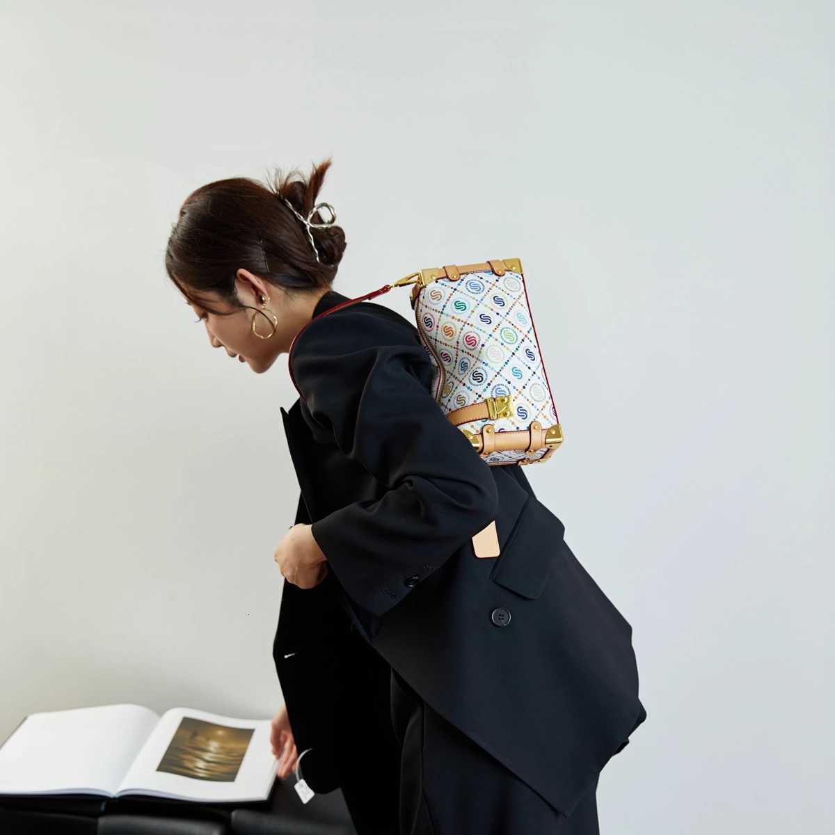 Classic And Elegant Ladies Crossbody Bag In Premium Leather Luxury Brand Handbag By Famous Designer Trendy AccessoryW251106