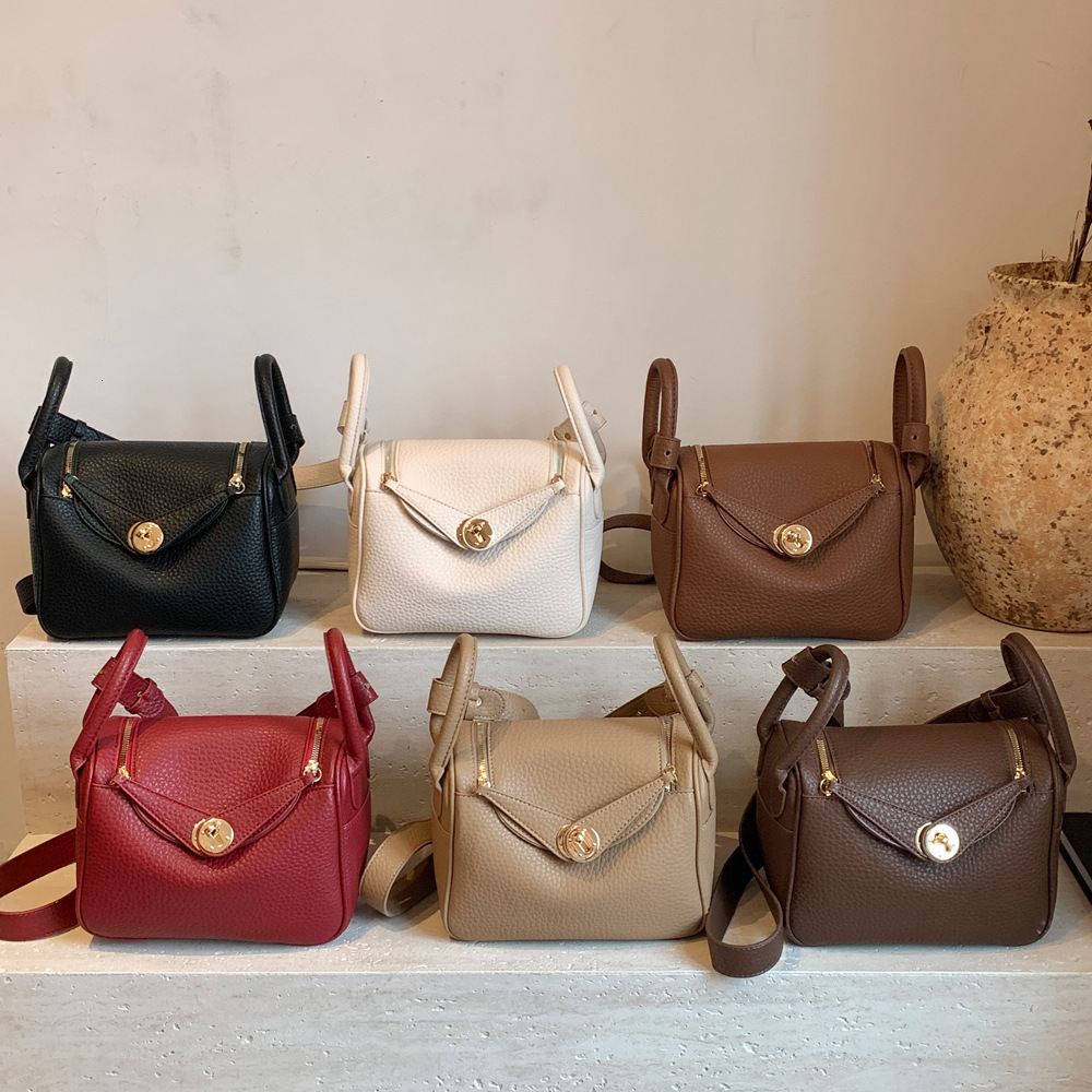 2025S Designer Women S Bag Advanced Texture For Women New Winter Fashion Shoulder Versatile Large Capacity Crossbody Bag