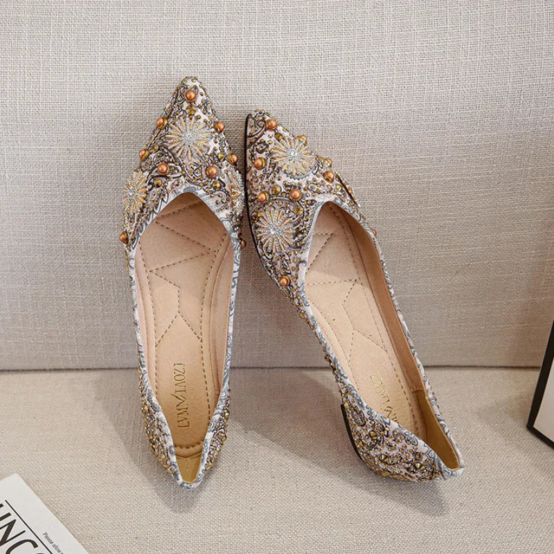 Pointed Toe Womens Flat Rhinestone Loafers Autumn Rivet Classic Womens Flat Shoes Womens Ballet Flat Soft Boat Shoes 250402