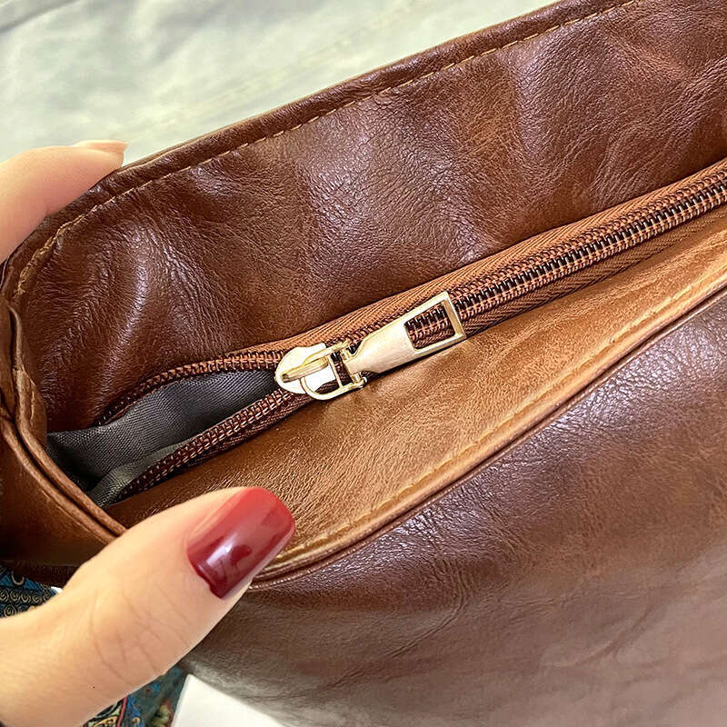 Designer's single shoulder handbag, large capacity soft leather women's commuting bucket diagonal cross bag, 2025 new casual fashion trend