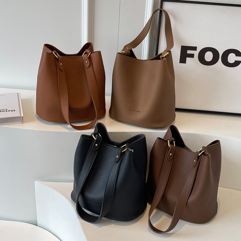 2025S Designer Women S Bag Bag For Women New Fashionable Shoulder Bag Large Capacity Commuting Solid Color Simple Crossbody Bucket Bag