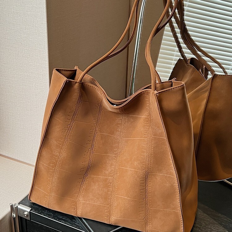 2025S Designer Women S Bag Autumn And Winter Crossbody New Solid Color Large Capacity Commuter Luxury Single Shoulder Women S Soft Leather Grid Tote B