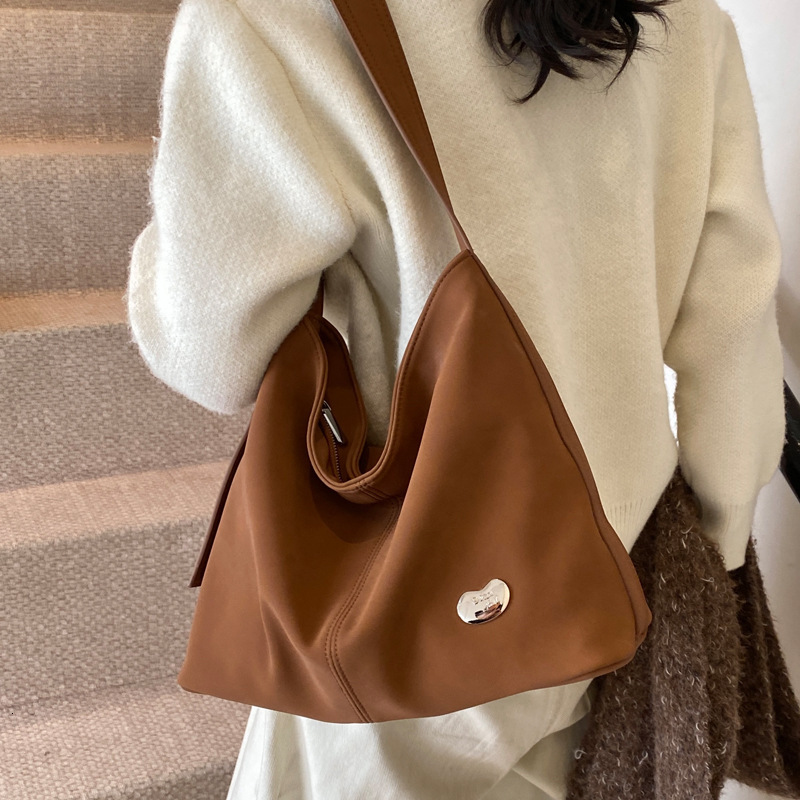 2025S Designer Women S Bag New Shoulder Niche Simple Solid Color Tote Versatile Commuting Lightweight Large Capacity Armpit Bag
