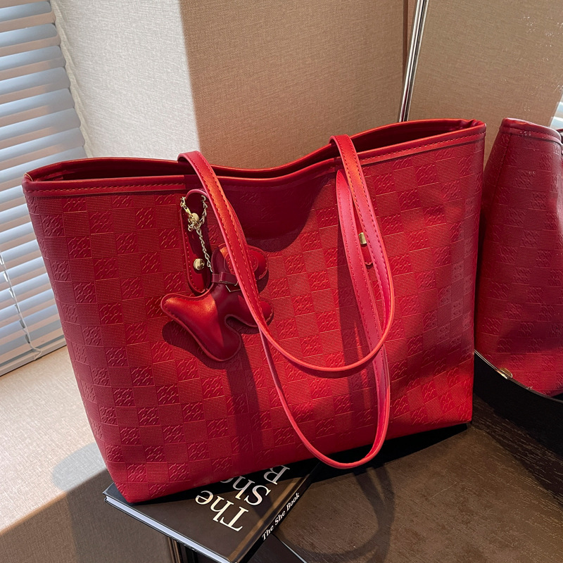 2025S Designer Women S Bag Large Capacity For Women New Fashionable Tote Autumn Versatile Class Commuting Contrasting Single Shoulder Bag