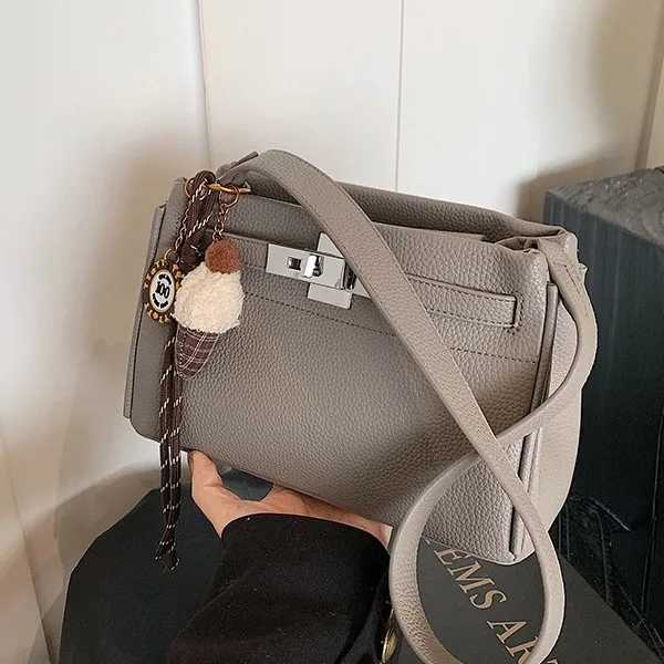 New 2025 Womens Small Bag with Design Sense Fashion Forward Simple Elegant High End Texture Versatile Retro Messenger StyleW251107