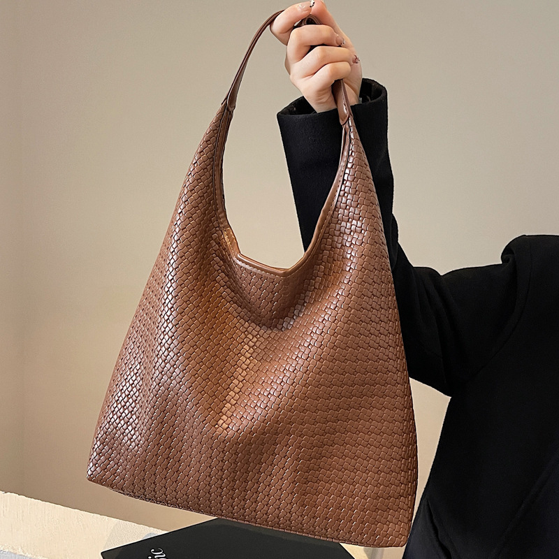 2025S Designer Women S Bag Large Capacity For Women Stylish New Simple Shoulder Bag Soft Surface Casual Commuting Texture Tote Bag
