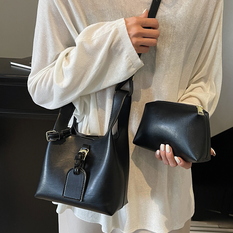 2025S Designer Women S Bag Niche Design Vegetable Basket New Fashionable Casual Handheld Bucket Spring Texture Crossbody Bag