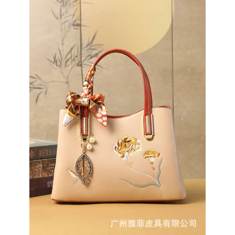 Designer Bag Banquet Handheld Shoulder Crossbody New Chinese Style Suzhou Embroidery Carnation High End Apricot Brown Mom Grandma