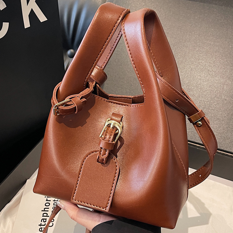 2025S Designer Women S Bag Niche Design Vegetable Basket New Fashionable Casual Handheld Bucket Spring Texture Crossbody Bag