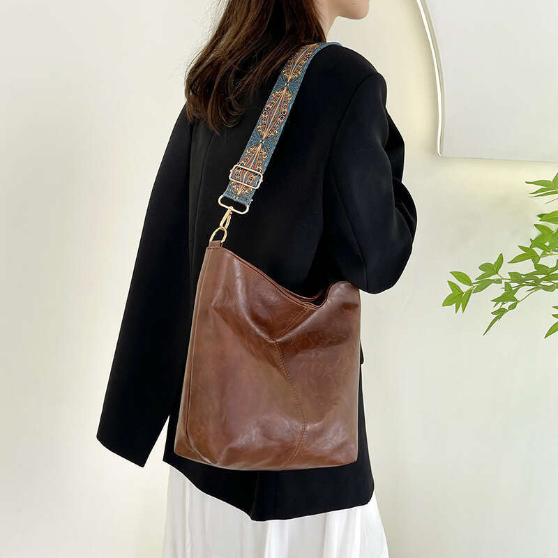 Designer's single shoulder handbag, large capacity soft leather women's commuting bucket diagonal cross bag, 2025 new casual fashion trend