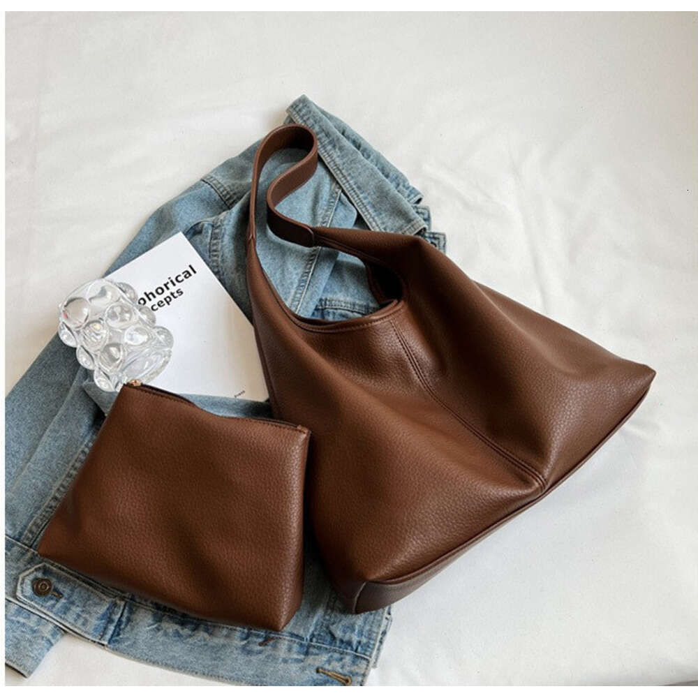 Designer large capacity versatile women's shoulder texture mother and child bucket commuting tote bag 2025 new casual fashion trend