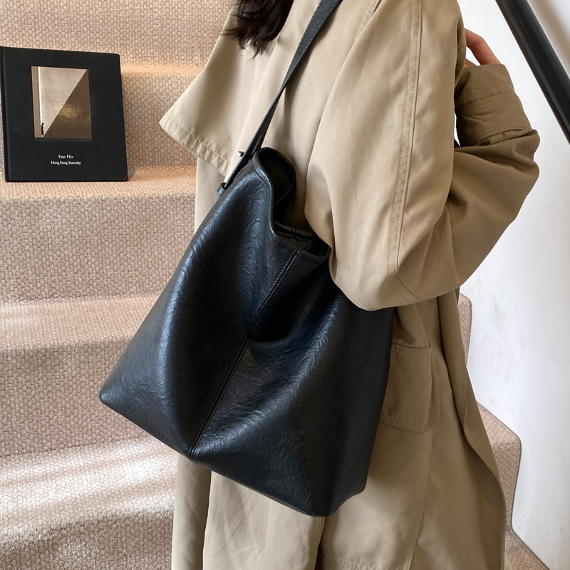 2025S Designer Women S Bag Large Capacity For Women New Versatile Commuting Shoulder Bag Stylish And Simple Tote Bag