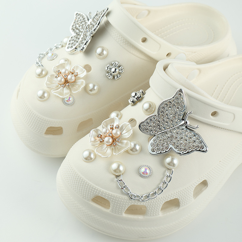 Ins TikTok New Hole Shoes DIY Decoration Black and White Bear Butterfly Set Chain Shoe Buckle Shoe Flower 240520