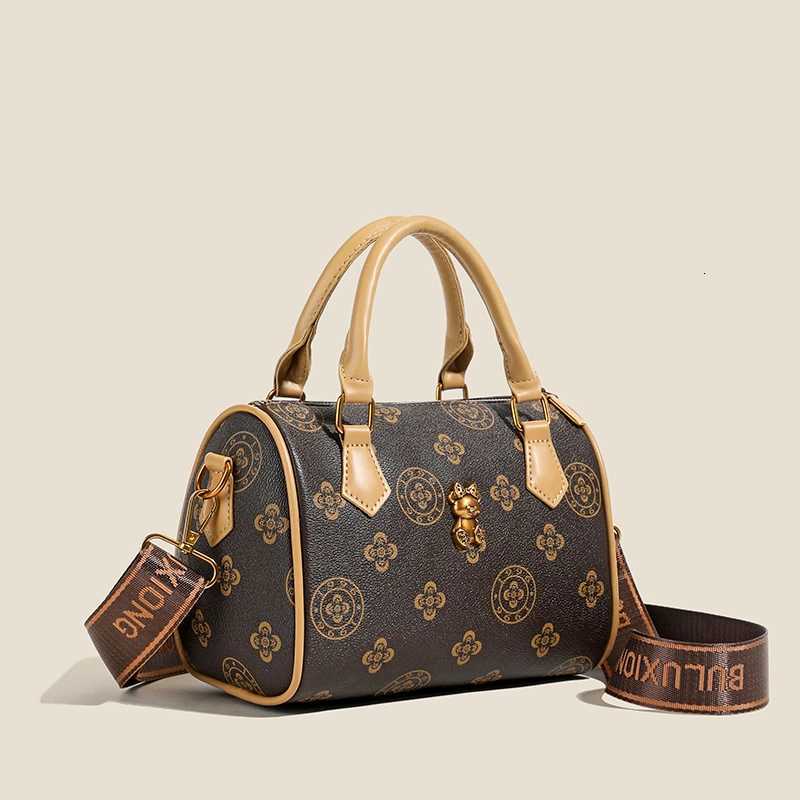 Womens Fashion Leather Tote Bags By Famous Designer Luxury Brand For Elegant And Popular Ladies TrendyW251106