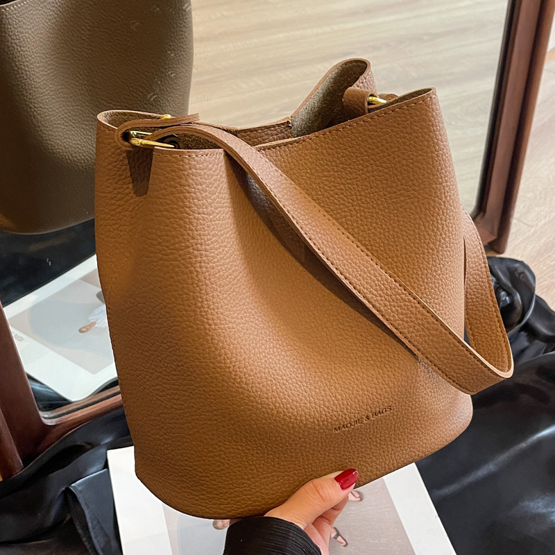 2025S Designer Women S Bag Bag For Women New Fashionable Shoulder Bag Large Capacity Commuting Solid Color Simple Crossbody Bucket Bag