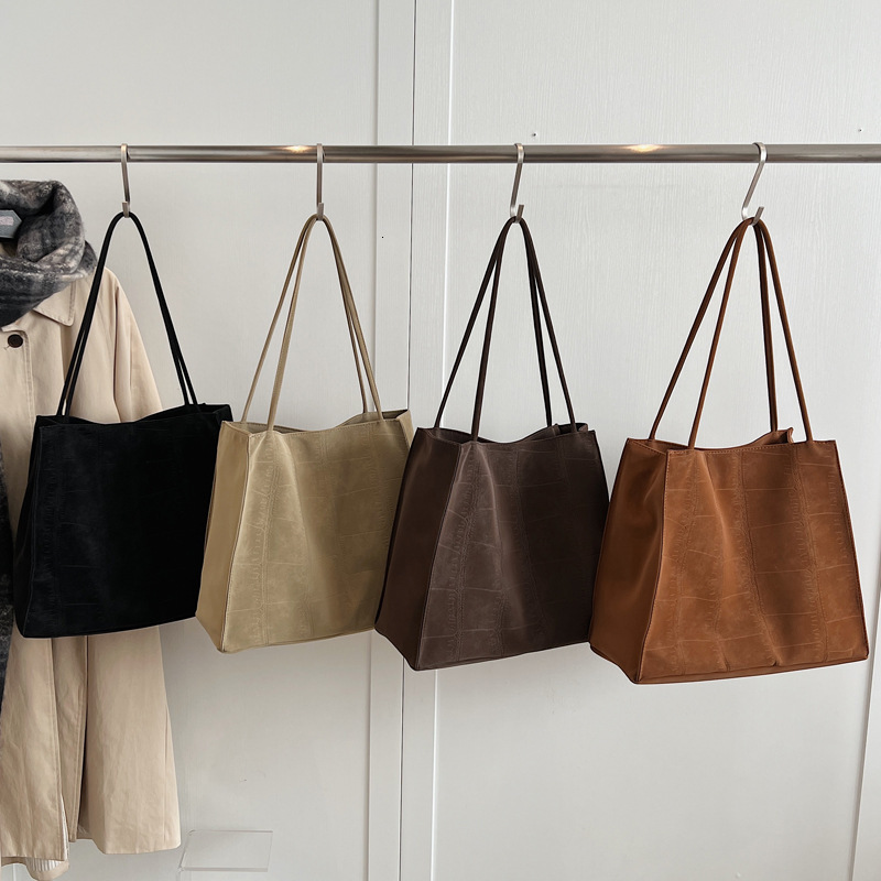 2025S Designer Women S Bag Autumn And Winter Crossbody New Solid Color Large Capacity Commuter Luxury Single Shoulder Women S Soft Leather Grid Tote B