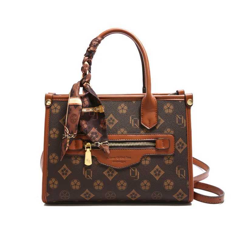 2025 Minimalist Tote Bag Spacious Shoulder Purse for Women Large Capacity Crossbody Tote Textured Versatile Commuter BagW251106