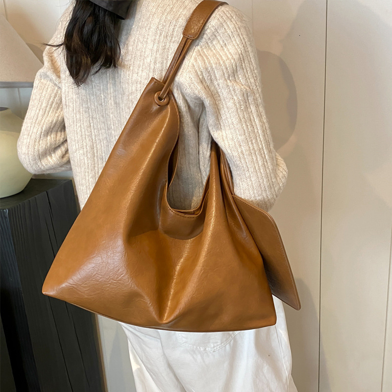 2025S Designer Women S Bag New Large Capacity Bucket Fashionable And Versatile Casual Commuting Tote Bag Niche Single Shoulder Armpit Bag