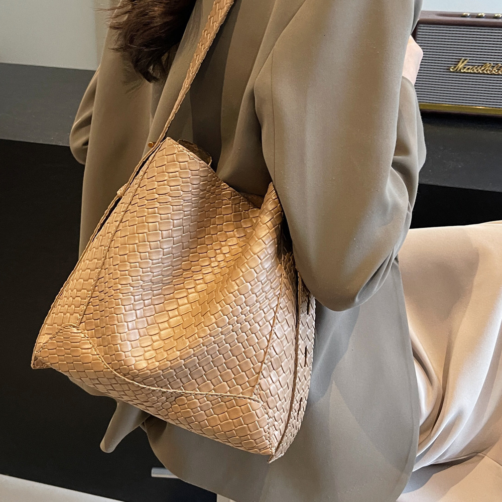 2025S Designer Women S Bag Korean Woven For Women New Niche Large Capacity Hand Held Shoulder Commuting Tote Bag