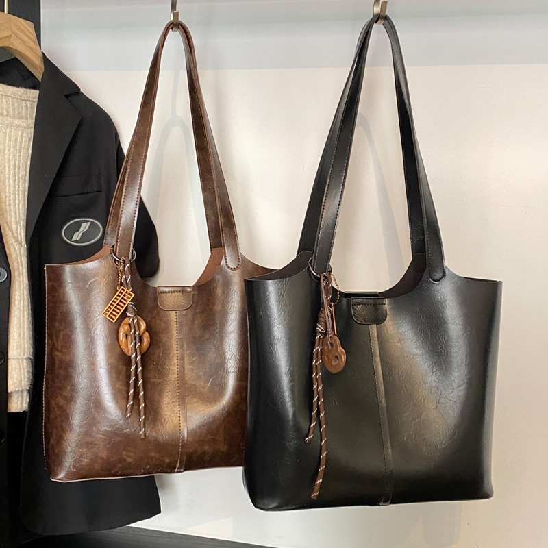 2025S Designer Women S Bag Commuter Tote For Women Winter New Single Shoulder Women S Large Capacity Handheld Bucket Bag