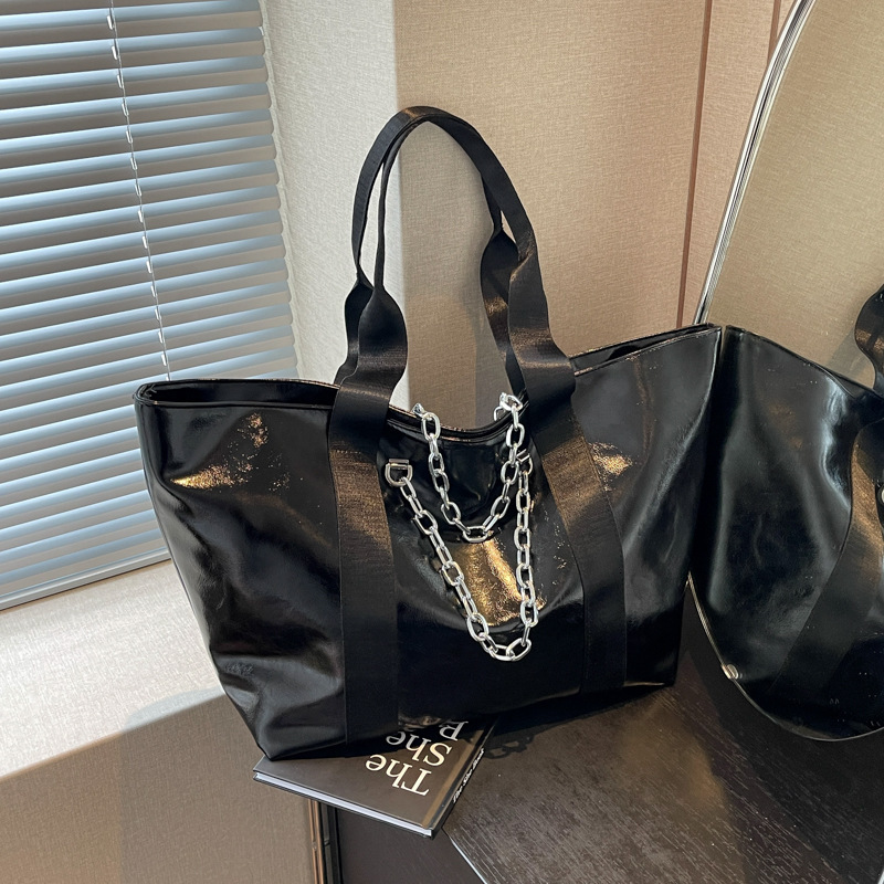 2025S Designer Women S Bag New Women S Handheld Vegetable Basket Lightweight Travel Shoulder Luggage Storage Simple And Versatile Underarm Bag