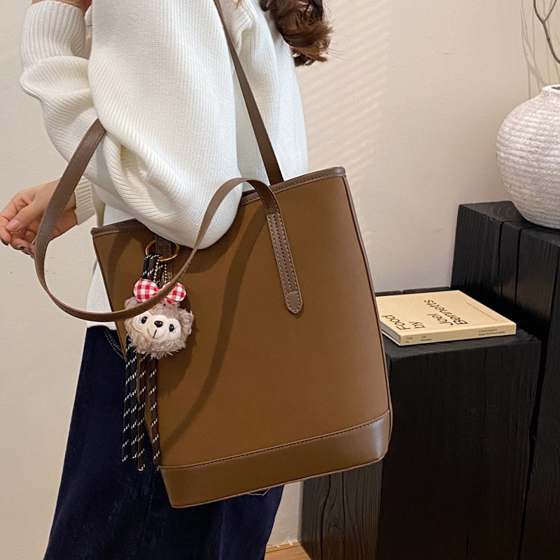 2025S Designer Women S Bag Large Capacity Commuter For Women New Korean Versatile Trendy Single Shoulder Underarm Bag Elegant Water Bucket Women S Bag