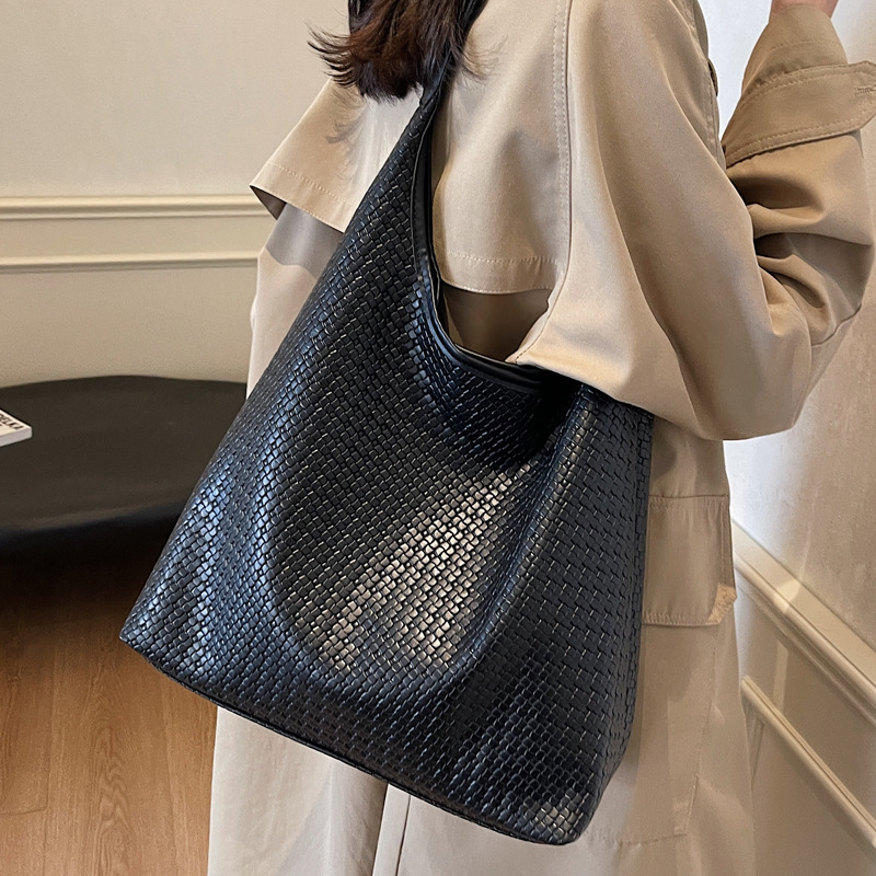 2025S Designer Women S Bag Large Capacity For Women Stylish New Simple Shoulder Bag Soft Surface Casual Commuting Texture Tote Bag