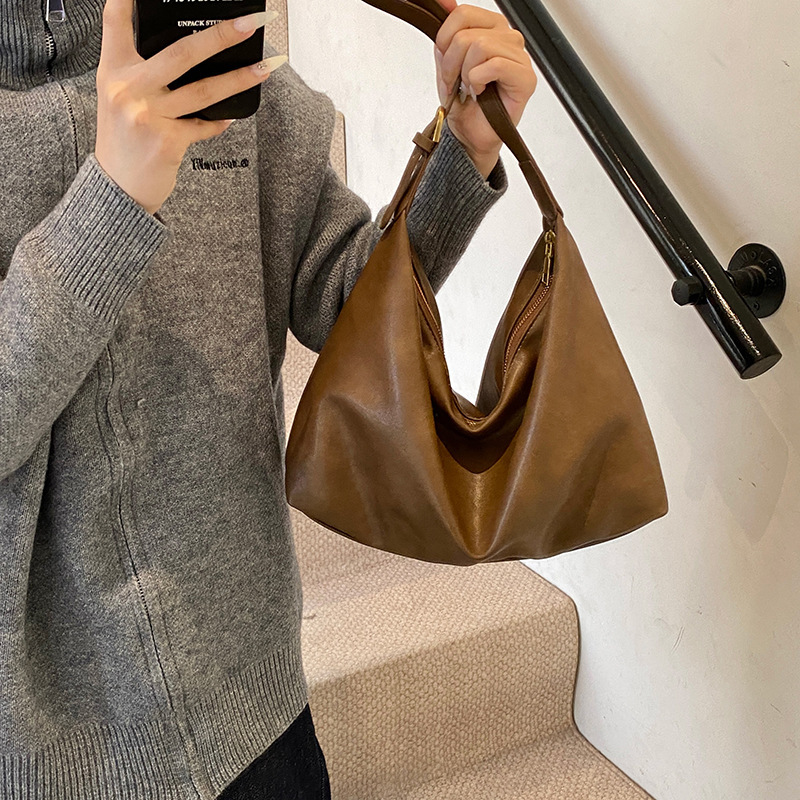 2025S Designer Women S Bag New Shoulder For Women Fashionable Simple Commuting Autumn And Winter Large Capacity Crossbody Armpit Bag