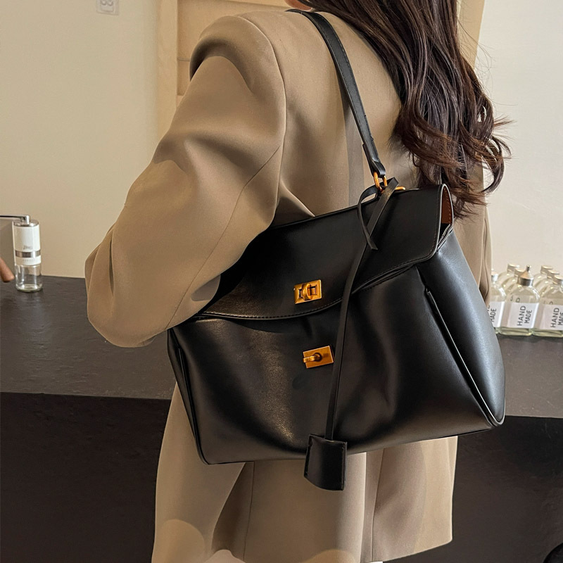 2025S Designer Women S Bag French High End Tote Soft Surface Simple And Large Capacity Temperament Underarm Single Shoulder Women S Bag Commuting Kell