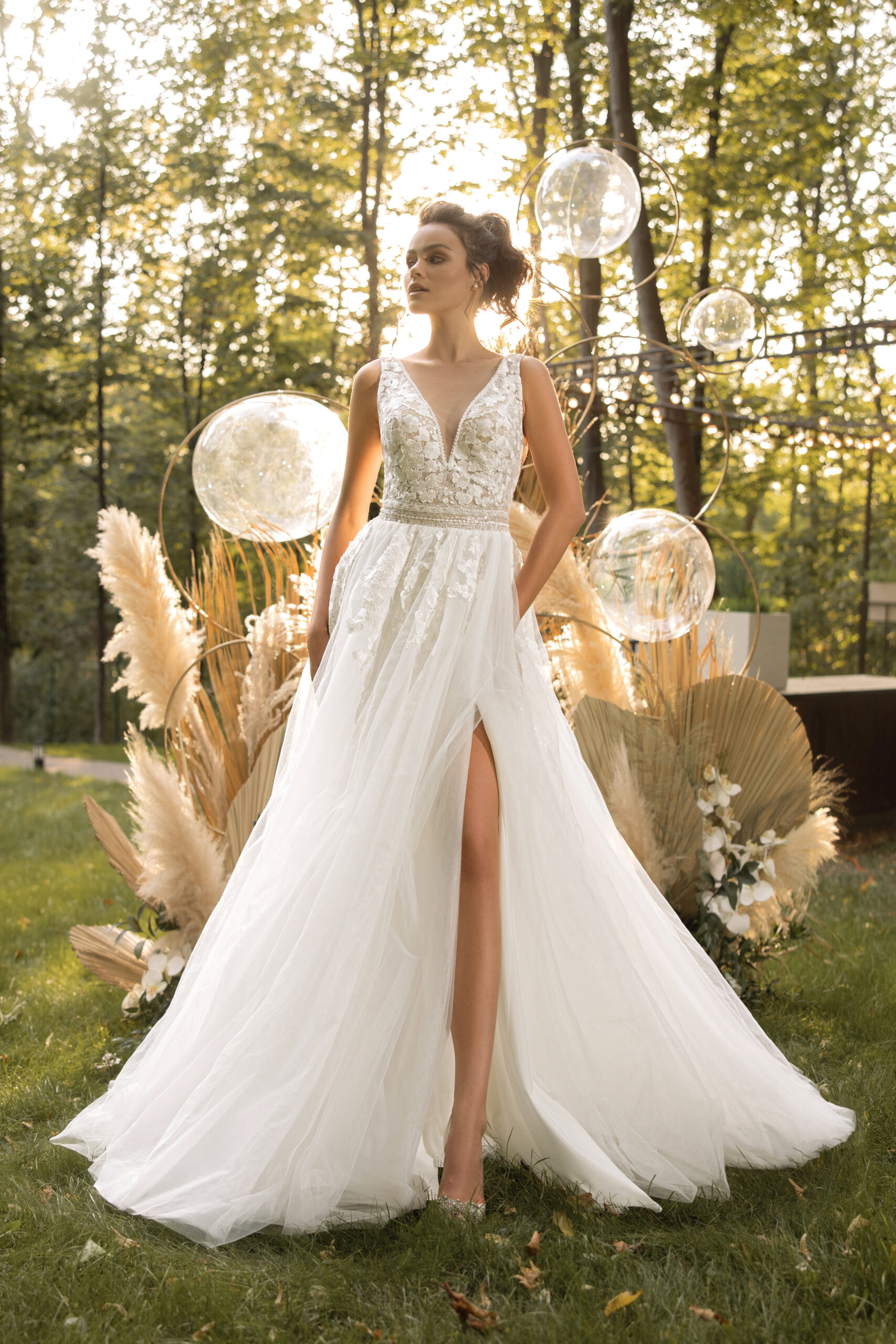 Bohemian Wedding Dresses V Neck High Split Lace Applique Bridal Gowns Customized Backless Sweep Train A Line Boho Robe De