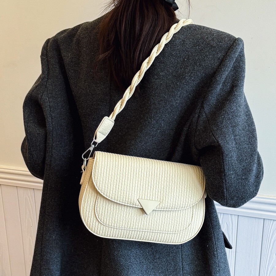 2025S Designer Women S Bag Simple And Fashionable Envelope New Fashion Trend Single Shoulder Women S Urban Simple Casual Solid Color Crossbody Bag