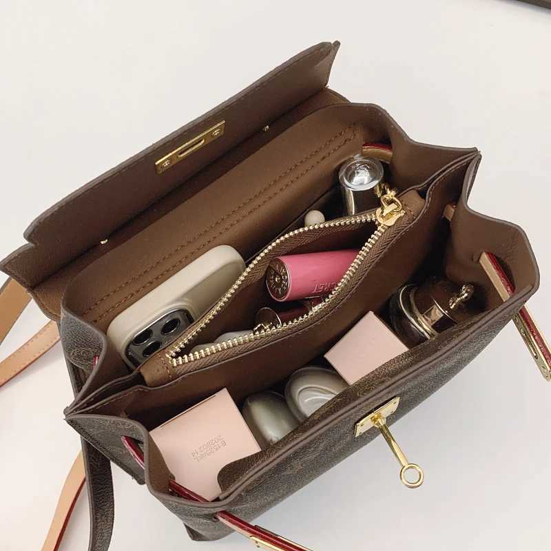 Popular Classic Womens Shoulder Bag Leather Finish Messenger Bag For Fashionable Ladies By Famous Designer BrandW251106