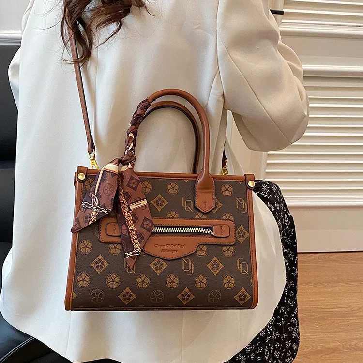 2025 Minimalist Tote Bag Spacious Shoulder Purse for Women Large Capacity Crossbody Tote Textured Versatile Commuter BagW251106